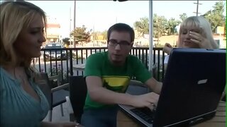 ���องสามน่ารังเกียจรับศิลปินอีฟลอเรนซ์ Trina ไมเคิลต้องอยู่ในสายตา