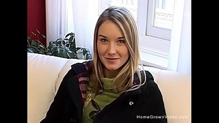 ���ူပါချစ်စရာဆံပင်ရွှေရောင်ဆယ်ကျော်သက်ဖြာသားေနှင့်ပြဇာတ်နှင့်အတူသူမ၏တင်းကျပ်စွာလာျ