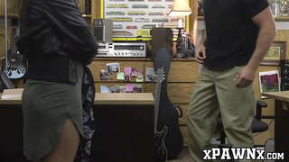 Curvy babe pawns yakhe guitar kwaye pussy