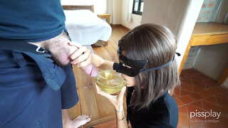 Prljav Duboko grlo s Рвотными позывами za njegove robinje - Popije zdjelu urina!