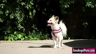 Petite Tätoveeritud babe leiab oma koera oma naabrite vara juurde.Tema naaber tahab tasu, nad eemaldada oma riided ja ta siis kaelad naabrid bigcock.In tagasi tema naaber fucks Tema Tuss Ja Perse Sügav ja raske, kuni ta cum tema.