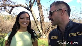 Petite morena cutie follar per un gran polla diverses vegades