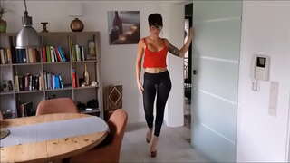 Lara Bergmann se cheche soti nan dèyè!