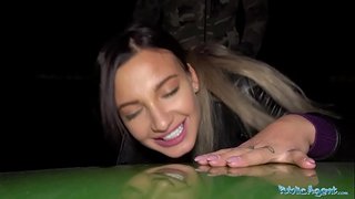 ���จ้าหน้าที่สาธารณะ Curvy busty สาวฮอตในสุนัขไม่มีสัญญาณกันขโมยและยามเย็น blowjob และบันทึก