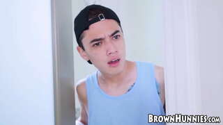 Hitam yang indah gadis terbentur keras