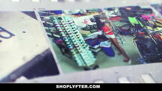 Adolescent rossa és un torn de nit empleat de la botiga.L&#039;oficial detenir per robar el matí canvi informes i que admet que va fer 1 o 2 vegades.L&#039;oficial desenfunda la seva polla i deixa que la seva gola-lo.En tornar va llepa i folla el seu cony.