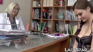 Busty GILF δεσπόζει ένα καυτό μωρό