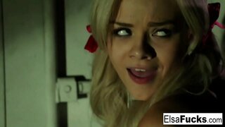 Білява красуня отримує удар