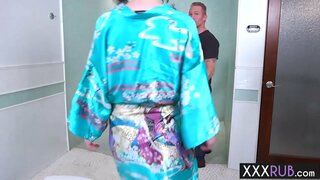 Zločesti MILF massaeg je momci tijelo i vozio njegova velika stvar