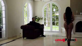 Пишна латиноамериканська покоївка Кеша Ортега дає босові трахати її великі сиськи і мокрий рожевий GP848