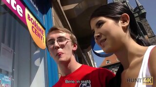 HUNT4K. cuckold inek kız arkadaşının kedi için para almak için mutlu