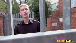 Wanita Teksi Palsu si ditangkap bermain dengan dia pantat oleh pria depan pintu