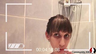 Jelek remaja menyembunyikan dalam kamar mandi untuk jari dirinya