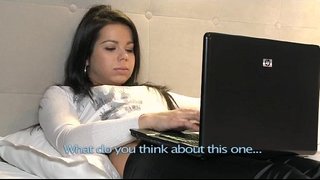 Brunette Lesbiske forspill og finger hverandre