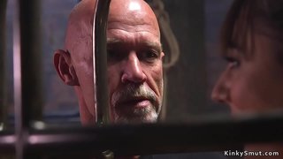 Vell mestre folla calenta morena esclau gola profunda fins serrell seu cony a la corda de la servitud