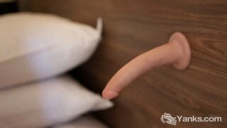 Tattooed blonda mielo el Yanks Viola fikado ŝia pussy kun ŝia ludilo