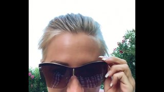 Ek vinger my stywe cunt op&#039;n openbare grasperk