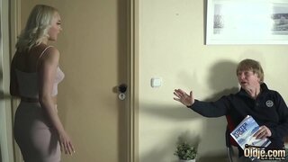 Hen ddyn yn treiddio poeth tarten a chynlluniau gyda hi meddal tethau