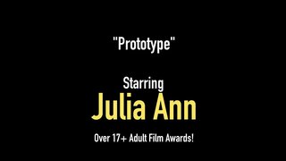 Doktor Dick Sulur Julia Ann &amp;amp; Jessica Jaymes barang-barang mereka seluar smarty mulut dengan keras cock, memerah susu di hangat mereka mulut untuk mendapatkan mereka lazat cum! Video Penuh &amp;amp; Julia Hidup @ JuliaAnnLive.com!