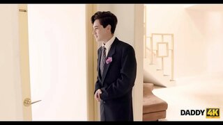 DADDY4K. Impressionante scena di sesso da vecchio papà e la sua s.’s bella sposa