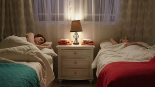 Vehivavy miray amin&#039;ny vehivavy malemy fanahy mahafinaritra eo amin&#039;ny menaloha sy ny blonde zana-borona