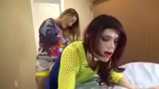 Sissy strapon e te matua wahine o runga