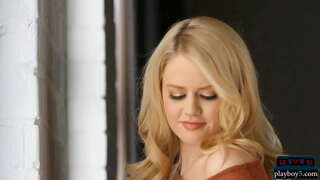 Böyük tits və dəyirmi попка милф-sarışın nümayiş etdirir isti bədən