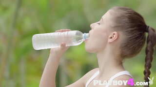 ���ેક્સી બેબ સરસ શરીર બતાવે છે