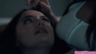 Busty babe vizaĝo sidanta lesba partnero