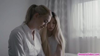 ���हान स्तन समलिंगी संबंध ठेवणारी स्त्री तरुण scissoring सह सोनेरी वसतिगृह इनचार्ज