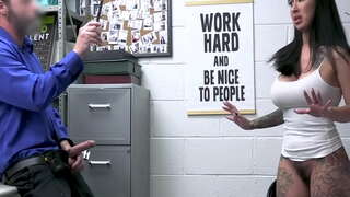 Шоплифтер принудил Лили Лейн отсосать мүчөсү