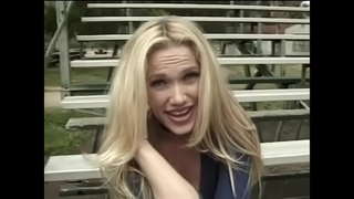 Griboša blondīne ar gariem matiem patīk braukt ar cieto gailis dzīvojamā istabā