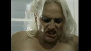 ���ਿਆਣੇ ਕੈਥੀ ਜੋਨਸ ਪ੍ਰਾਪਤ ਕਰਦਾ ਹੈ, fucked ਰਸੋਈ ਵਿਚ ਦੋ dudes