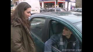 Granda hundino gets fucked de du infanoj prenis halti