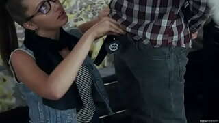 Hipster teen sucks ac yn fucks ceiliog