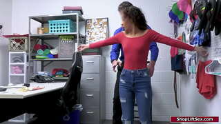 Латиноамериканку ilə kiçik сиськами tutuldu azn oğurluq və zabit keçirir axtarış ağız boşluğunun və barmaqları ilə toxunan, onun pişik və ass.O, onu məcbur edir bunu ona oral və fucks onun anal